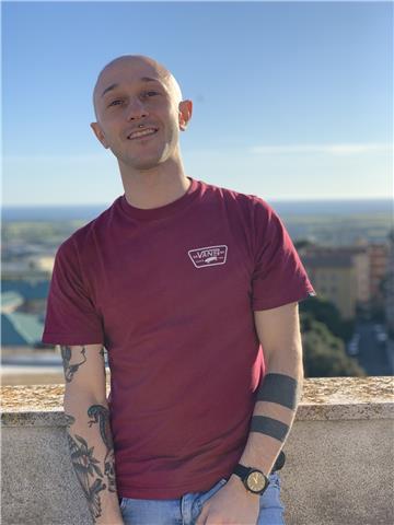 Ragazzo con inglese appreso sul posto, in Inghilterra, insegna inglese base