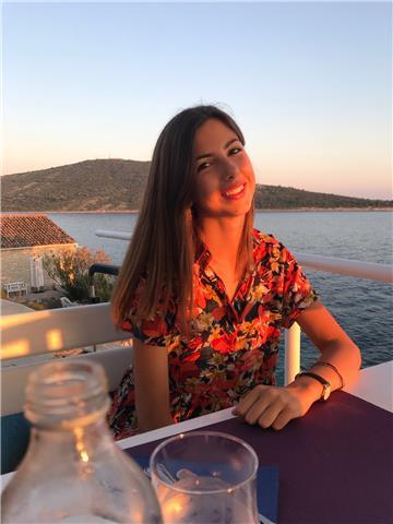 Studentessa universitaria, maturità classica 100 e lode , livello c1 di inglese