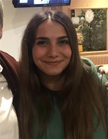 studentessa universitaria offre lezioni di inglese online e domicilio
