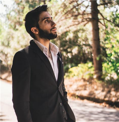 Laureato in fisica nucleare e subnucleare. disponibile per matematica e fisica per scuole di ogni ordine e grado