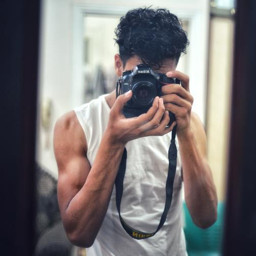Mi chiamo Ahmed . Sono arabo ed un'esperienza 2 anni per insegnare arabo per stranieri . Parlo italiano