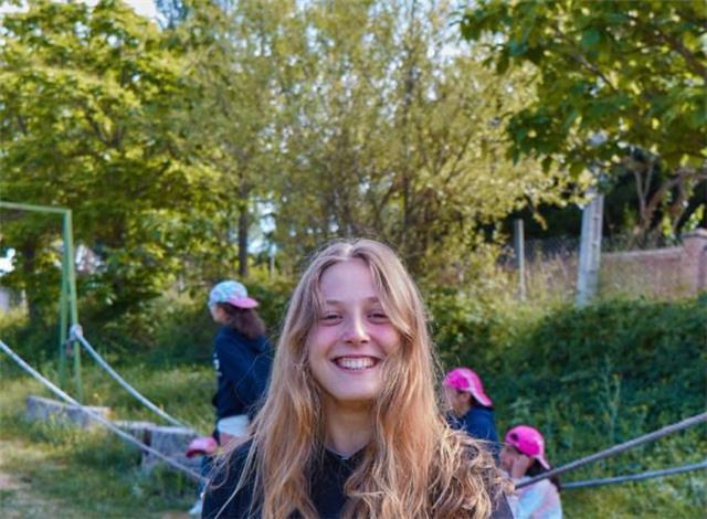 Soy estudiante de derecho en la universidad de oviedo. me encantaría dar clases particulares a niños de primaria de cualquiera materia o simplemente sentarme con ellos para a aquellos que necesitan esa  presión  para hacer los deberes o estudiar. para el 