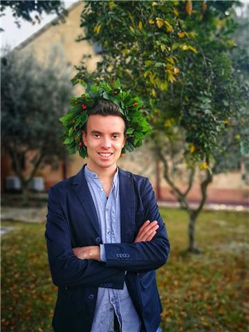 Laureato in Lettere classiche e moderne con esperienza di doposcuola e lezioni private offre ripetizioni a prezzi contenuti nella zona di Fermo e Mace