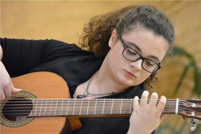 Diplomata in una scuola privata di musica e a breve diplomata ad un istituto tecnico economico