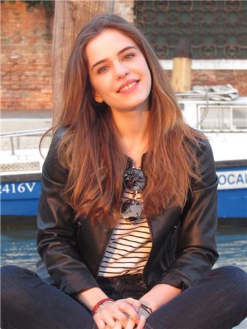 Sono una studentessa universitaria di economia, diplomata al liceo classico. Sono disponibile per ripetizioni di più materie