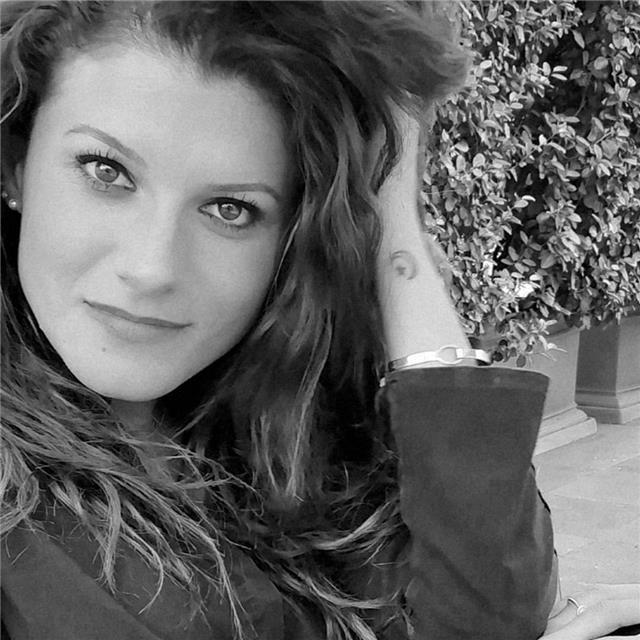 Sono una ragazza di 28 anni e offro lezioni di italiano per bambini di scuola elementare e scuola media! Se c'è bisogno, posso insegnare anche qualche altra materia. 
Disponibie e dinamica, contattatemi!