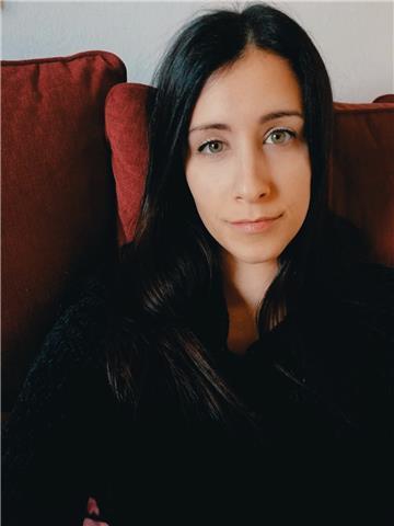 Laureata in lettere con doppio diploma (italiano e francese)