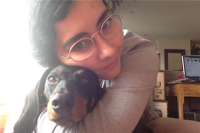 Me llamo laura oliver (1995), de palma de mallorca. cursé el bachillerato sanitario y biológico pero finamente me decidí por una carrera de letras y en 2018 me gradué en humanidades por la universidad pompeu fabra en barcelona. la carrera de humanidades e