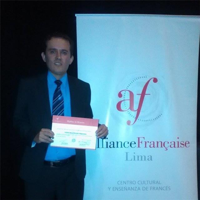 Profesor de ingles imparte clases a jovenes y adultos