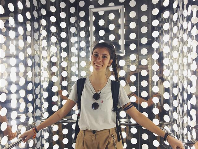Studentessa quinto anno liceo linguistico