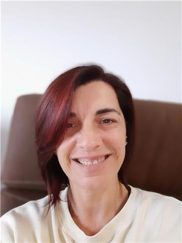 Profesora de primaria e inglés da clases de refuerzo de todas las asignaturas a alumnos de primaria y primer ciclo de eso de forma didáctica e innovadora