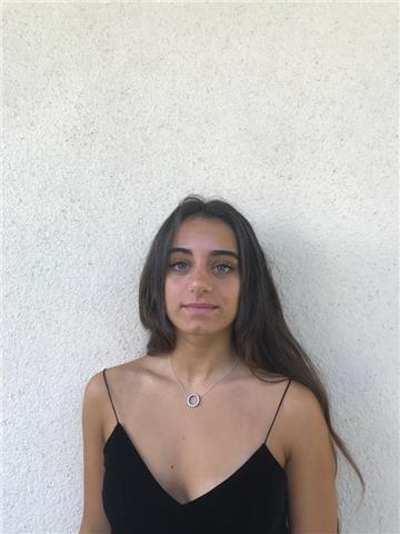 studentessa diplomata al Liceo Linguistico Sereni, conoscenza di lingua inglese, francese e tedesca