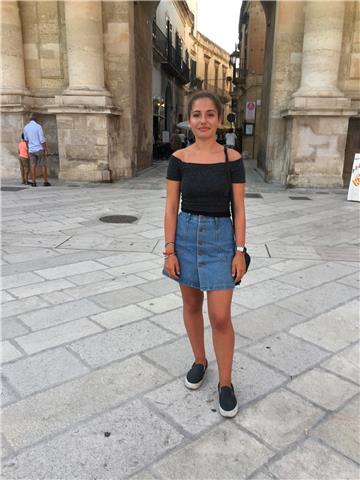 studentessa con certificazioni e studi all’estero