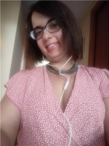 Sono una laureata in Biologia. Mi piacerebbe molto divulgare il pensiero per me sotteso a tale disciplina, cioè quello di conoscere l'uomo ed il mondo che lo circonda per imparare a conoscere meglio se stessi
