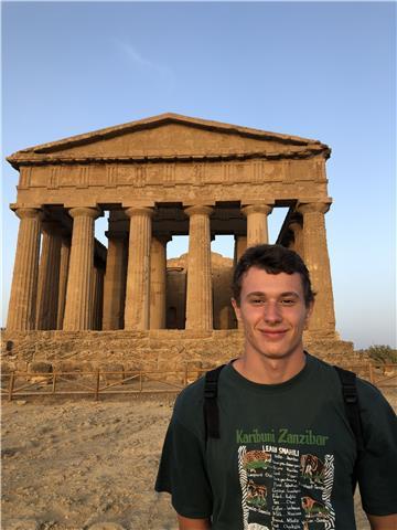 Studente diplomato presso Liceo Classico di Roma con il massimo dei voti offre ripetizioni di italiano, greco e latino in modalità Smart Working per facilitare e garantire costanza rendimento