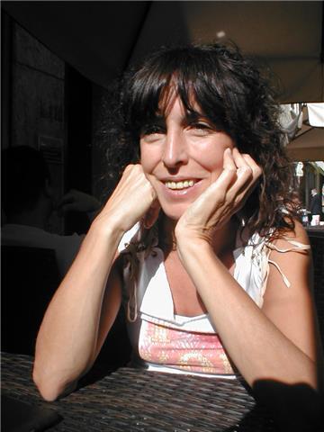 Scrittrice, laureata in sociologia, master in filosofia della scienza, impartisce lezioni fino al II anno delle superiori