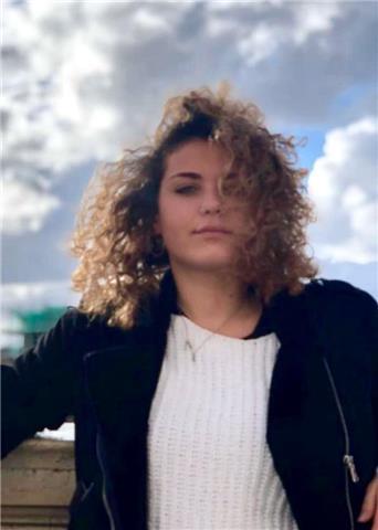 studentessa universitaria impartisce lezioni di matematica,fisica,chimica,biologia a ragazzi frequentanti la scuola superiore