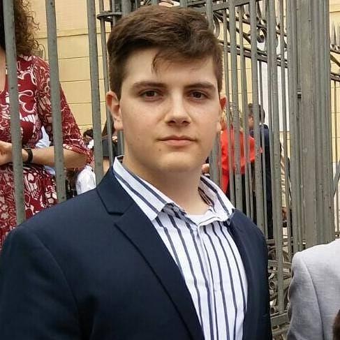 Appassionato di storia. Diplomato in chimica dei materiali. Certificazione di inglese livello Cambridge B2
