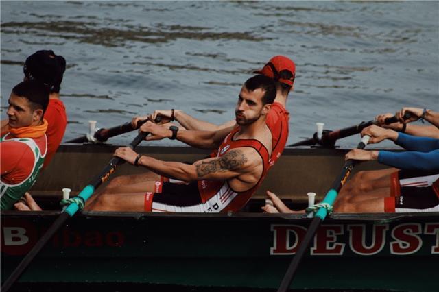 Soy estudiante de ciencias de la actividad fisica y deporte. Me dedico a preparar a gente tanto con un nivel muy avanzando como a personas que son completamente nuevas en el deporte. Ademas como deportista actualmente soy remero y hace unos años jugue a f