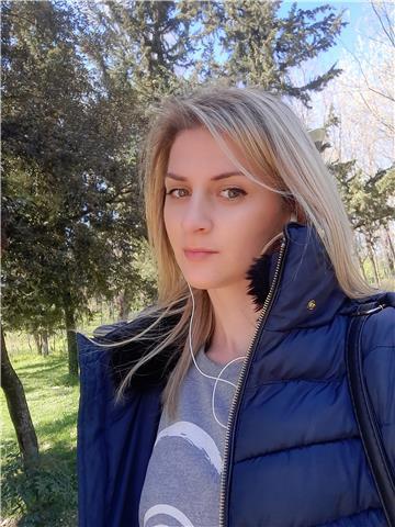 Salve sono Ilda ...sono Albanese ma vivo in Italia da 5 anni .
Mi sono laureata in scienze politiche nell 2016 e sarei disposta a insegnare storia e storia dell arte in più l'inglese