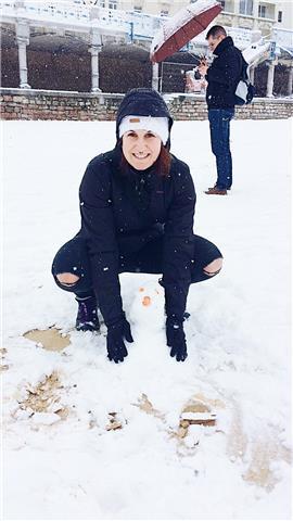Chica de 27 años, con estudios universitarios.doy clases particulares de apoyo a domicilio de varias asignaturas. castellano