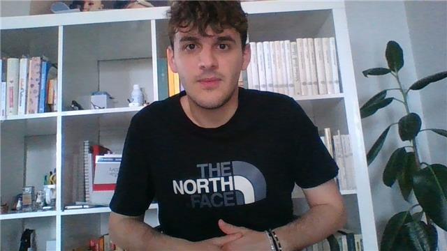 Diplomato al liceo scientifico e laureando in chimica, offre lezioni di matematica,fisica e chimica