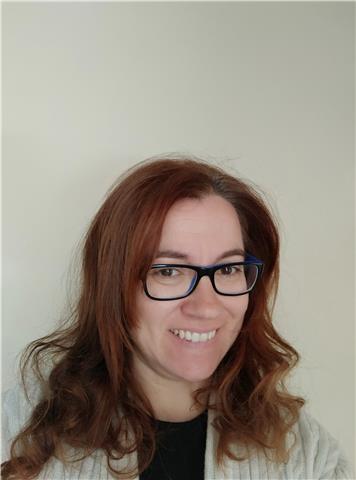 Docente con experiencia da clases de matemáticas básicas