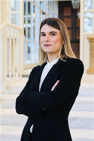 Buongiorno a tutti! sono Federica ho 30 anni e sono Laureata in Giurista di Impresa. Ho un master in Gestione delle Risorse Umane conseguito alla LUISS Business School di Roma. Sono di Genova e le lezioni sono prevalentemente online . Sono qui per insegna