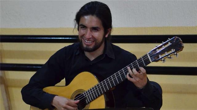 Profesor de música, especialista en guitarra clásica y eléctrica para niños, jóvenes y adultos