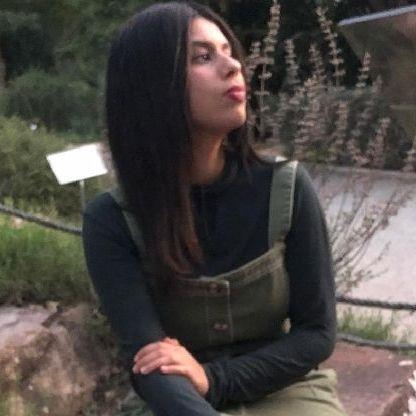 Doy clases particulares para infantil, primaria y la eso. soy una chica de 19 años universitaria y manejo muy bien los idiomas