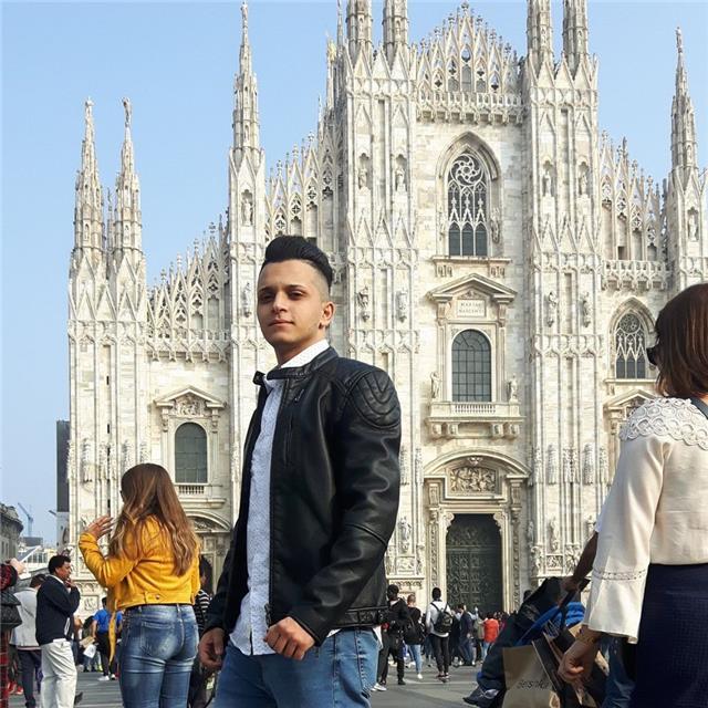 Sono uno studente universitario di ingegneria. Mi piace aiutare i ragazzi a svolgere i loro compiti