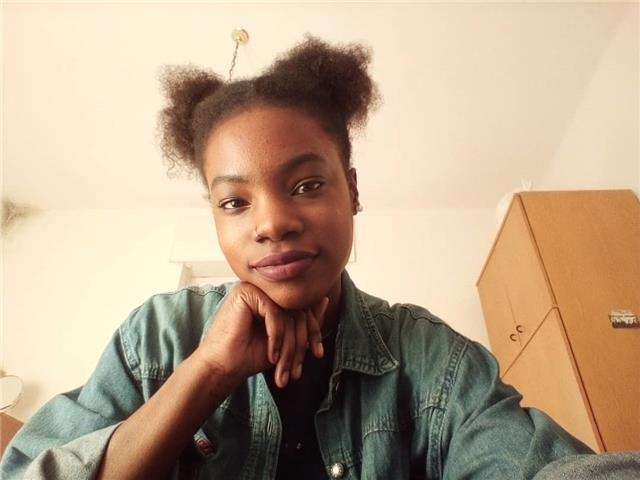 Studentessa di lingue all'ultimo anno di triennale (università di verona) offre lezioni (in presenza o online) di inglese (sono un livello c1). sono disponibile anche ad impartire lezioni di altre materie (italiano, storia, filosofia, letterature) e ad ai