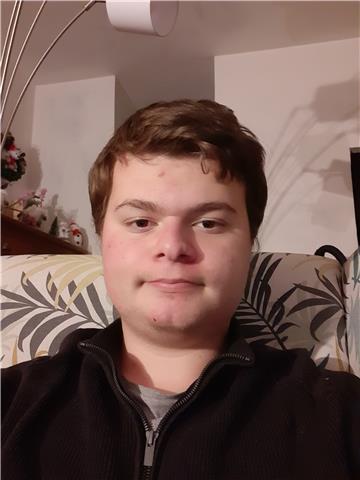 Je suis un étudiant en terminale qui aime bien aider les autres dans des matières qu'il réussi pas