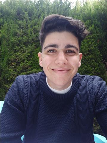 Profesor de inglés con experiencia con varios niños y gran nivel de inglés, para empezar con el nivel b2 (first certificate) y aparte 3 meses trabajando en estados unidos por lo que el listening y el speaking lo manejo a la perfección