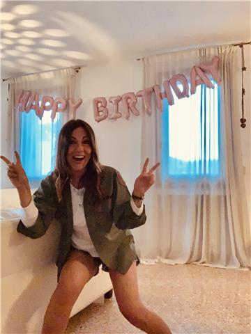 Laureata a pieni voti in scienze della comunicazione, master in giornalismo e corsi di aggiornamento costanti sulla scrittura moderna, impartisco lezioni e ripetizioni per italiani e stranieri