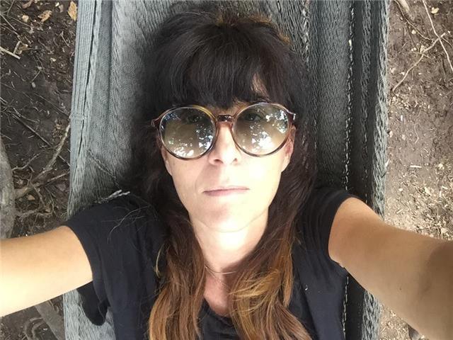 Laureata in lettere impartisce lezioni di italiano, storia e geografia