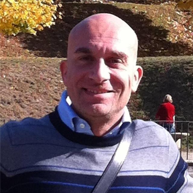 Laureato in Lingue e Letterature Straniere impartisce lezioni di Inglese a studenti a Verona