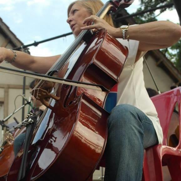 profesora imparte clases a alumnos de todas las edades teniendo en cuenta el nivel de cada uno