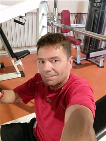 Doy clases de tenis y padel, profesor titulado por la federación española de tenis y de padel, me desplazó a donde el alumno le interese