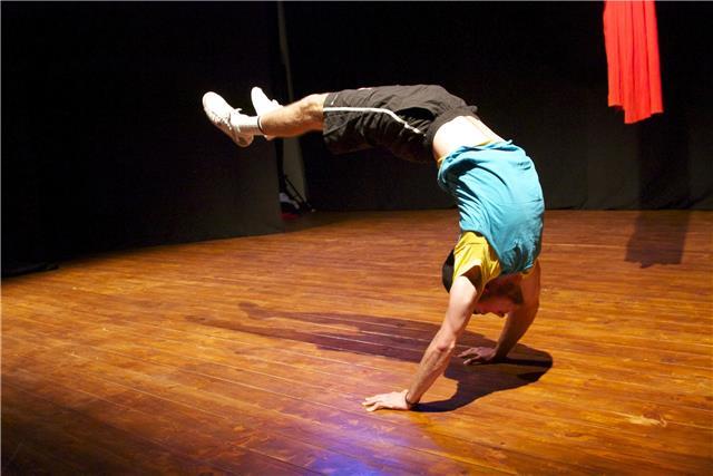 Profesor de acrobacia, verticales, calistenia