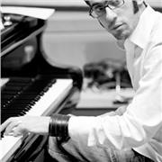 Licenciado en piano-jazz en Holanda (y múltiples cursos con Barry Harris) da clases de jazz tradicional (piano, improvisación para todos los instrumentos y armonía)