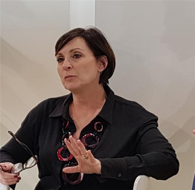 Insegnante e scrittrice impartisco lezioni di lingua italiana, dalla grammatica alla letteratura