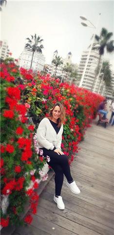 He estudiado una carrera universitaria de ciencia sociales y durante ese período tuve que pasar por todas las materias relacionadas con la gramática, la redacción y el estilo de la lengua española. soy extranjera( cubana ) por lo que me siento identificad