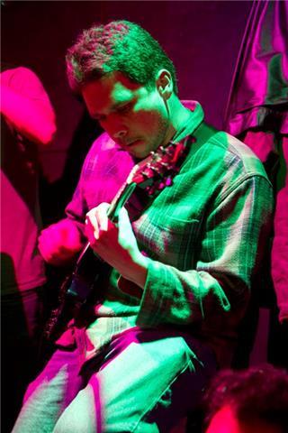 Profesor titulado del taller de musics de barcelona y con amplia experiencia, da clases de guitarra eléctrica, española, bajo eléctrico, ukelele, también a domicilio