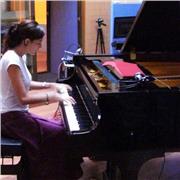 Profesora con título de la Associated Board of Royal Schools of Music de Londres y del Conservatorio de Música Clásica Katarina Gurska