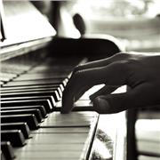Profesora de piano de escuela rusa