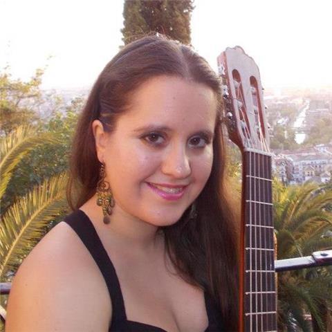 Docente vocacional, músico de corazón. titulada superior en guitarra clásica y pedagogía, y con estudios de instrumentos de púa, canto y piano