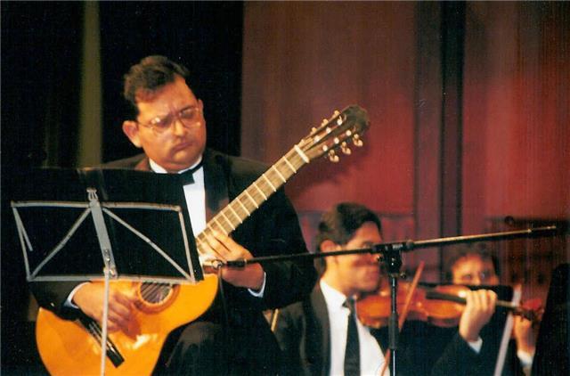 Músico peruano dicta clases de GUITARRA PERUANA on line