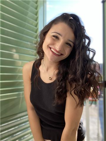 Giovane ragazza diplomata con 92/100 offre lezioni di italiano