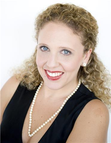 Profesora de canto lírico y musical theater con doctorado en estados unidos y carrera operística internacional